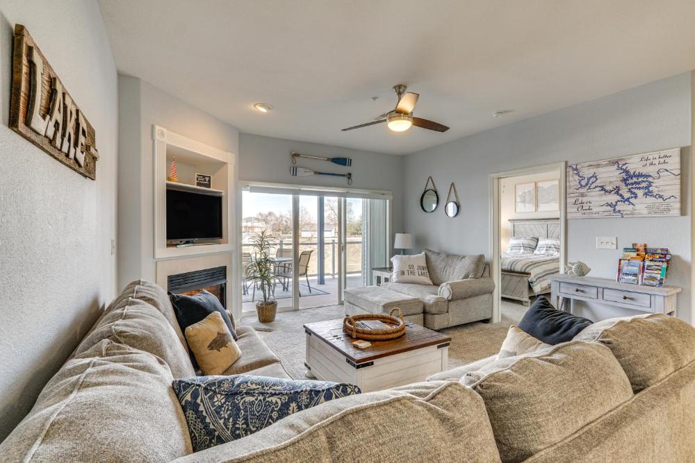 Lake Ozark Condo with Water Views and Pool Access!